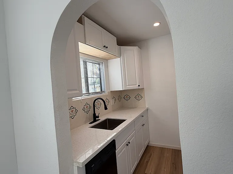 417 2nd St #11 — Photo 11