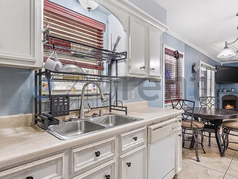 1218 W Donovan St — Photo 11