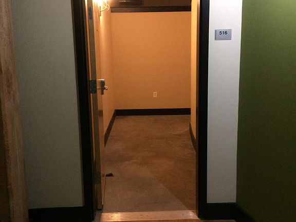Entry hallway to 516 - there is a coat closet in this hallwa