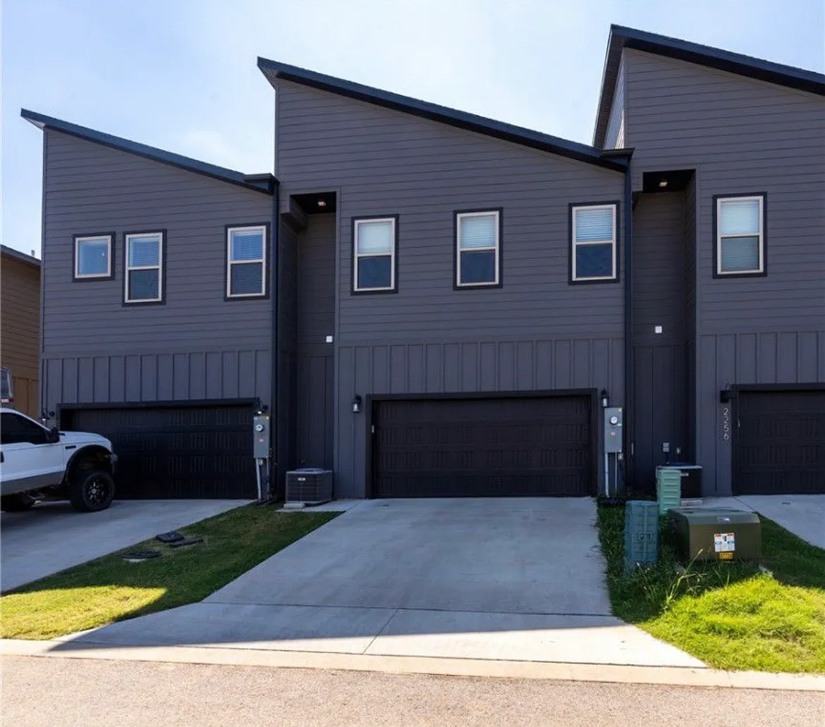 3 bed, 2.5 bath, 1940 sqft, $2,000 — Photo 1