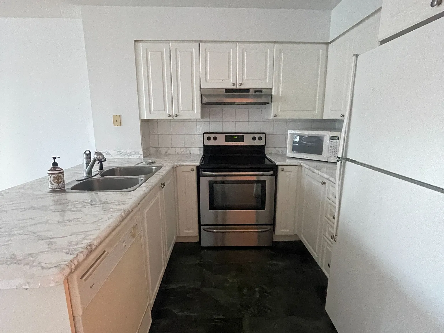 750 Bay St — Photo 2