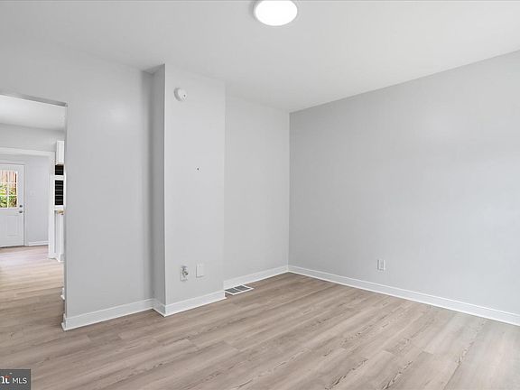 4th image of 10 E Lee St