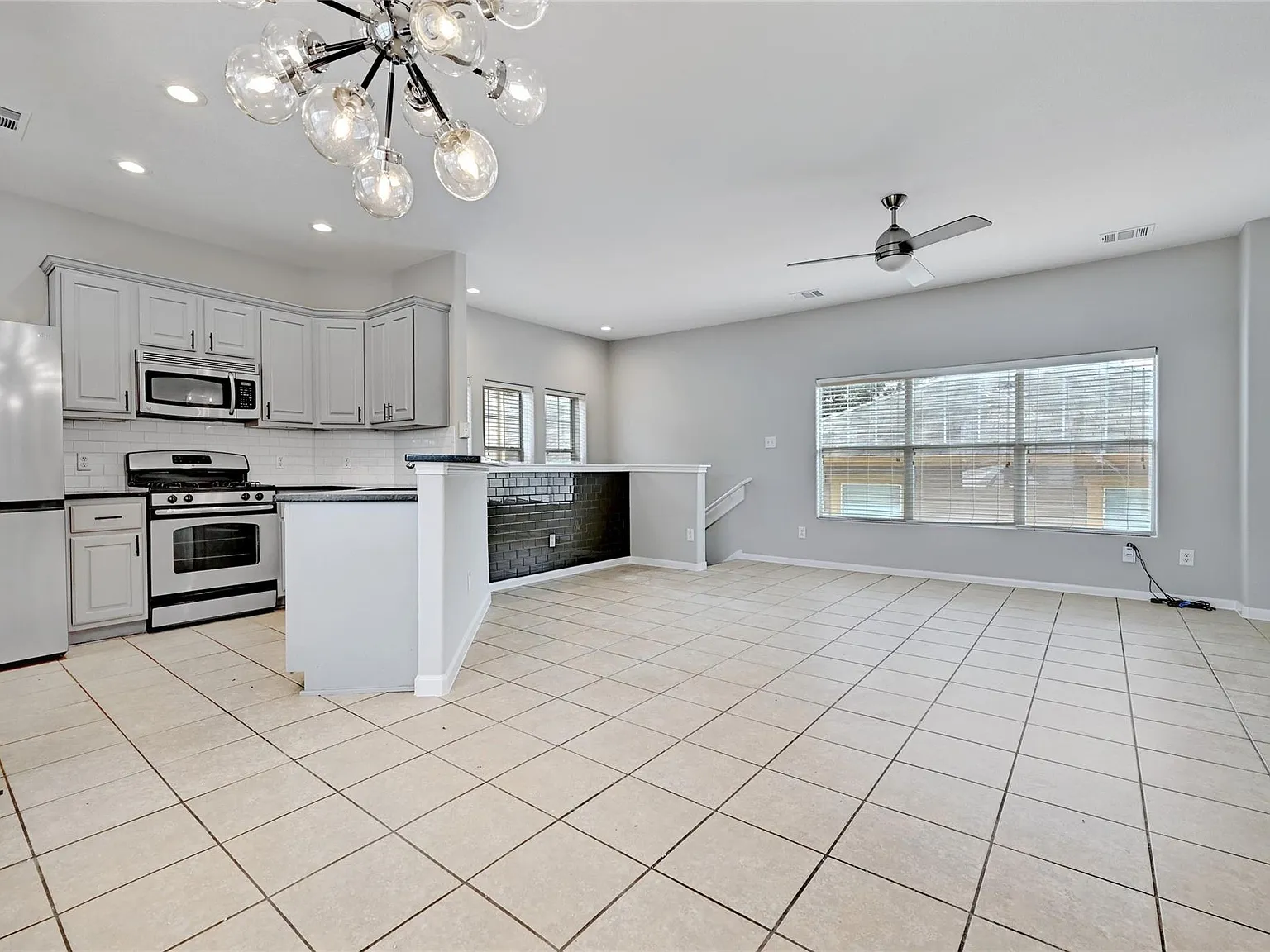 1 bed, 1.0 bath, 966 sqft, $1,725 — Photo 2