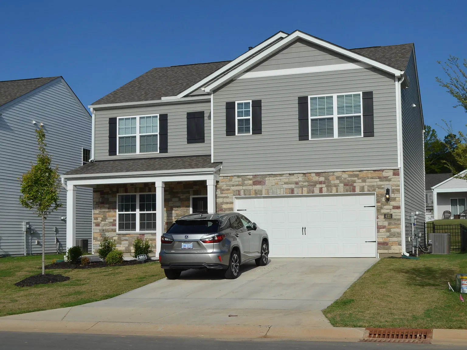 5 bed, 3.0 bath, 2600 sqft, $2,500 — Photo 2