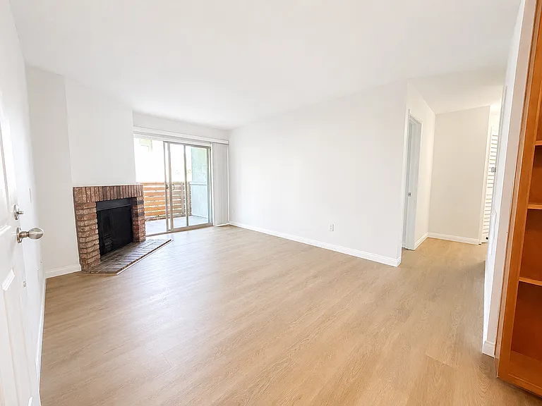 1660 S El Camino Real S #101 — Photo 3
