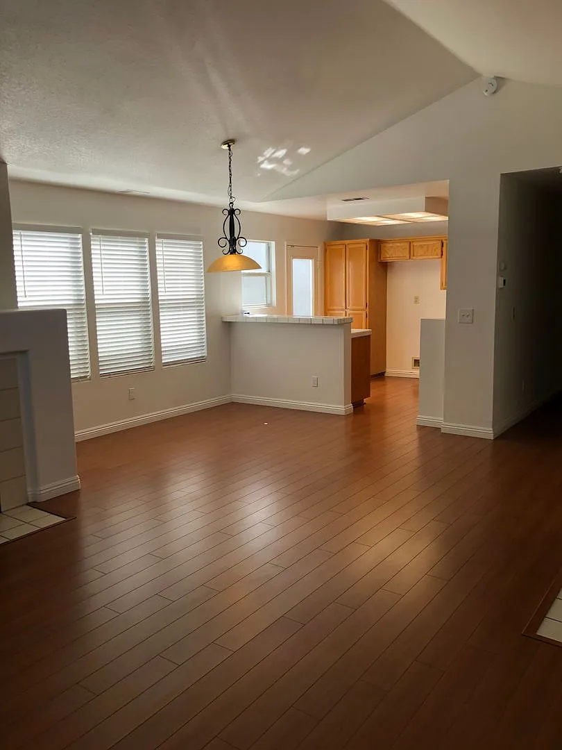 Beautiful 2 Bedroom in Natoma Station! — Photo 2
