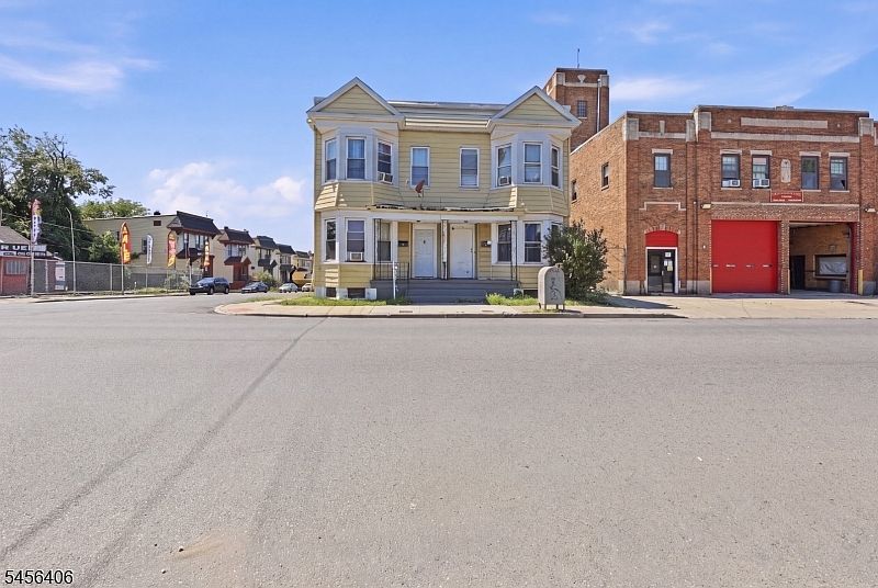 1st image of 665 Grove St