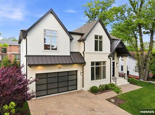 29 Roslyn Ave, Englewood Cliffs, NJ 07632