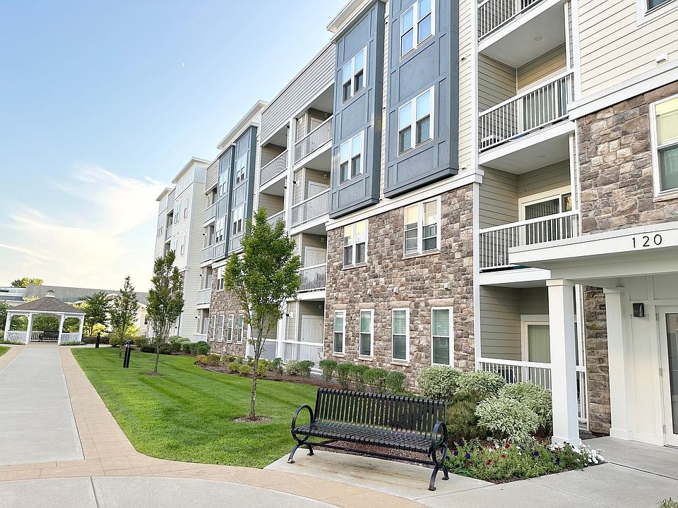 1st image of 120 University Ave #2109