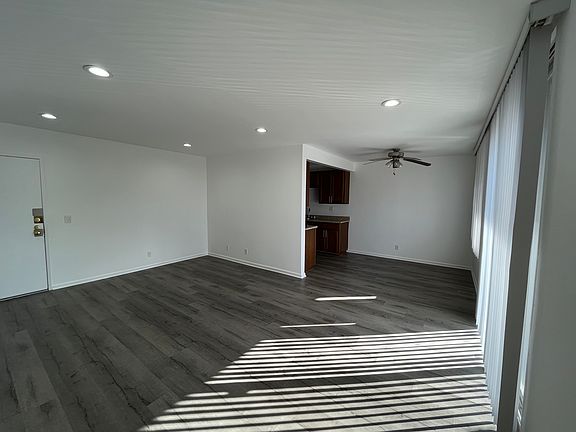 4th image of 22035 Burbank Blvd #338