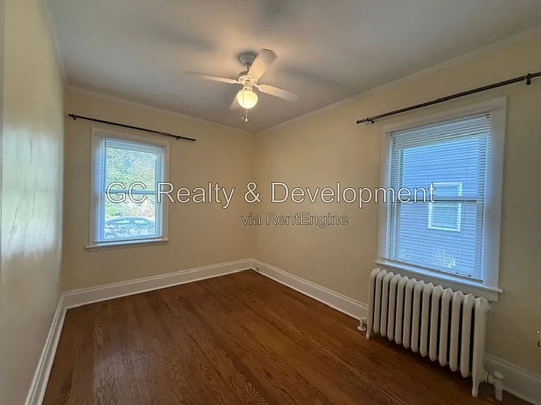 2415 Hastings Ave — Photo 9