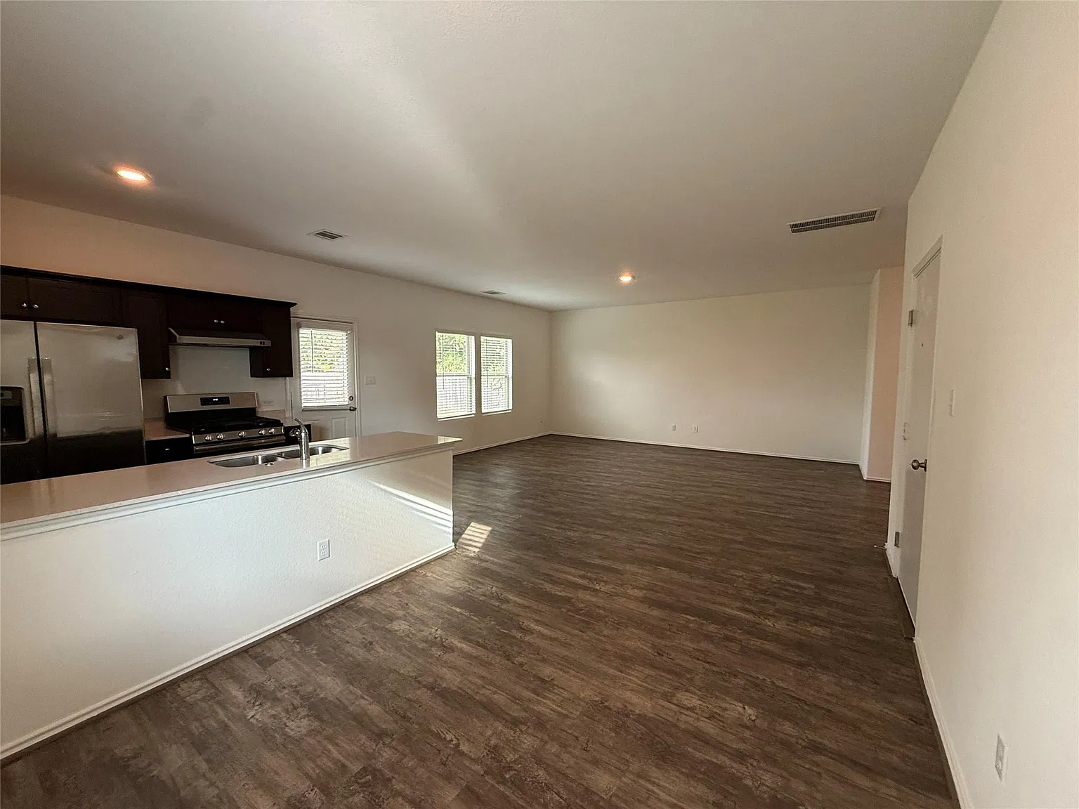 4 bed, 2.5 bath, 1687 sqft, $2,299 — Photo 2