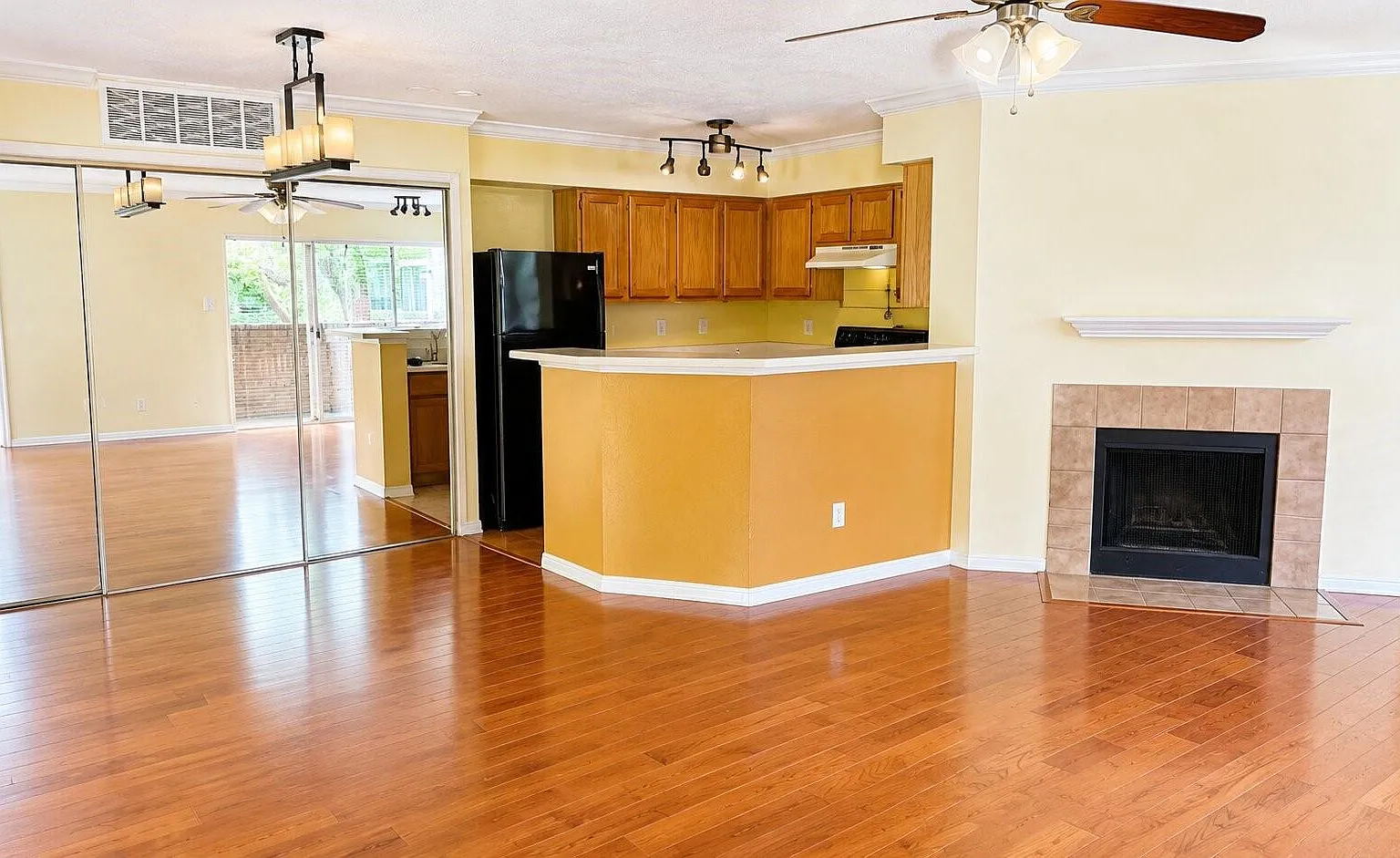 1 bed, 1.0 bath, 838 sqft, $1,390 — Photo 2