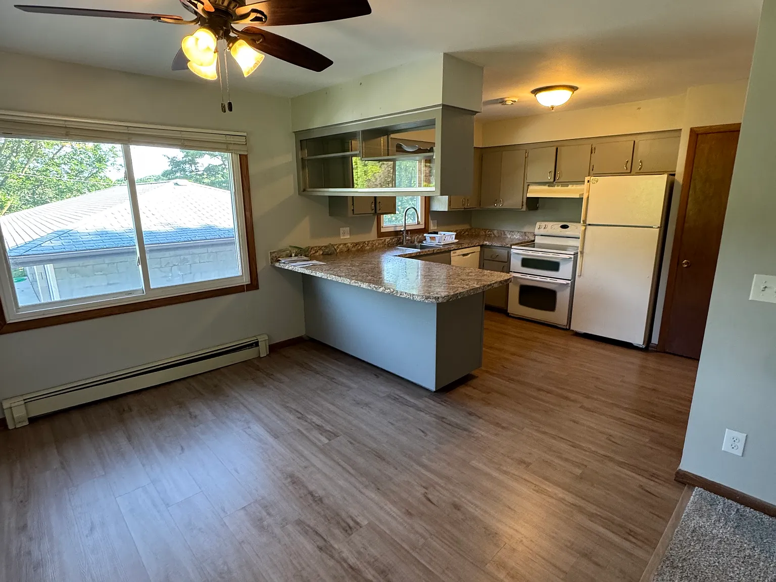 3 bed, 2400 sqft, $2,800 — Photo 4