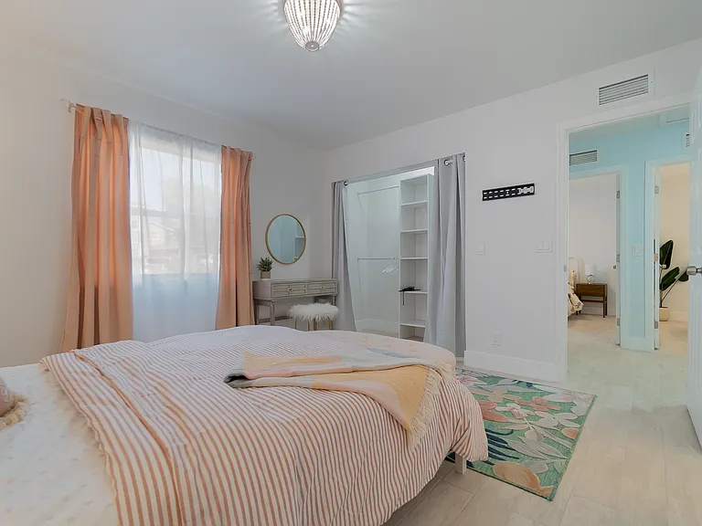 1332 Longwood St #1 — Photo 14
