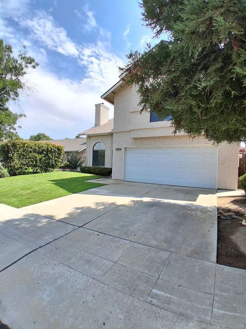 2-Storey Home Featuring 3 bedrooms and 2.5 bathrooms in Clovis, CA! — Photo 3