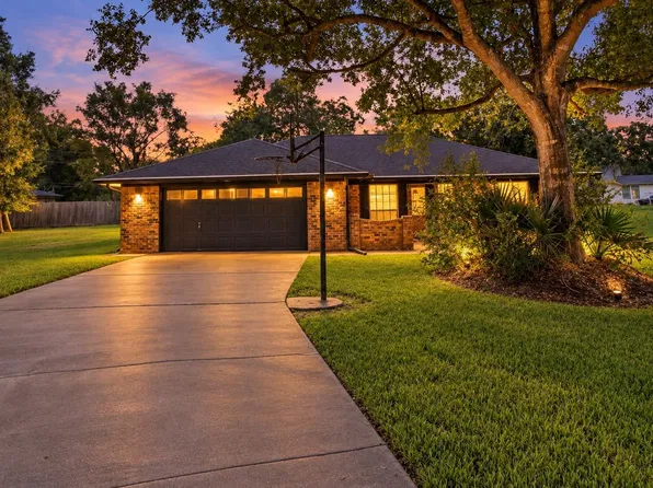 110 S Bow Dr, Freeport, TX 77541