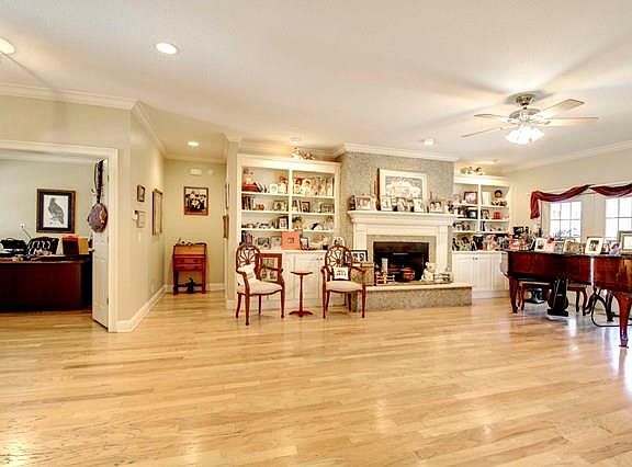 4th image of 412 Mimosa Dr