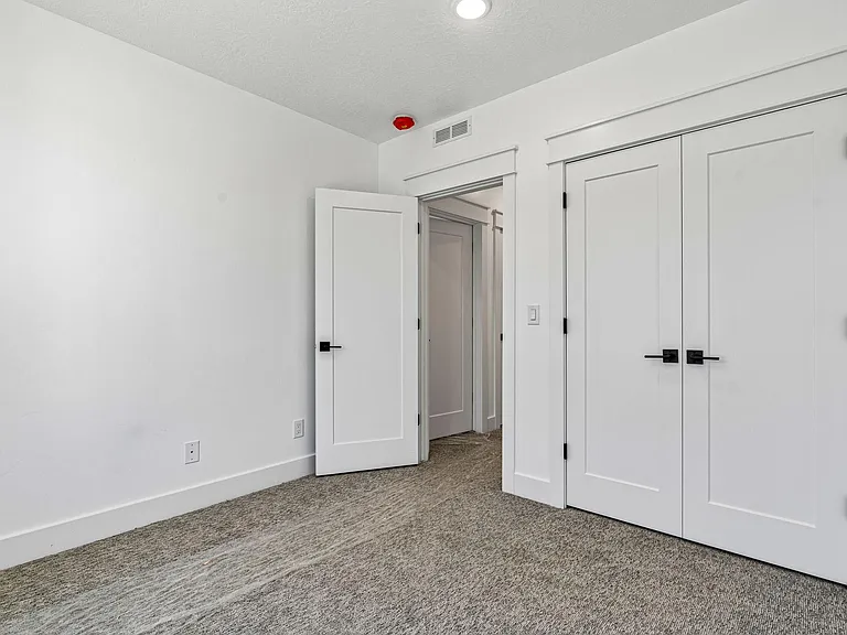 449 E Greenwood Ave — Photo 34