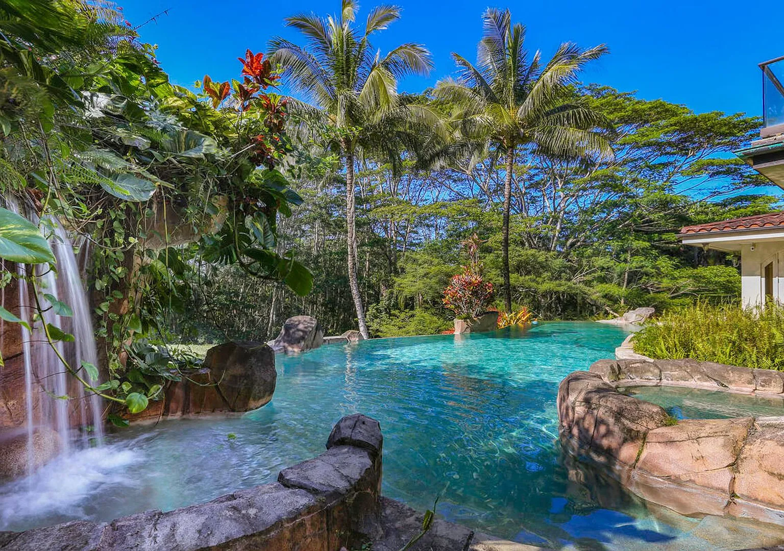 Large Estate with Pool and Hot Tub — Photo 1