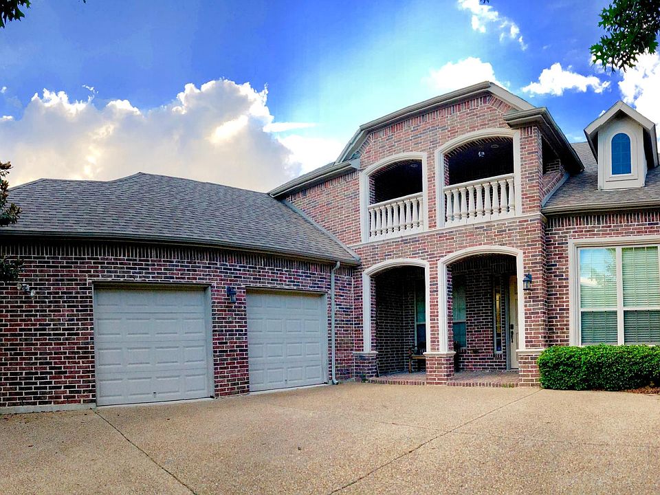 Front View of Home, covered porch, balcony, 2.5 car garage