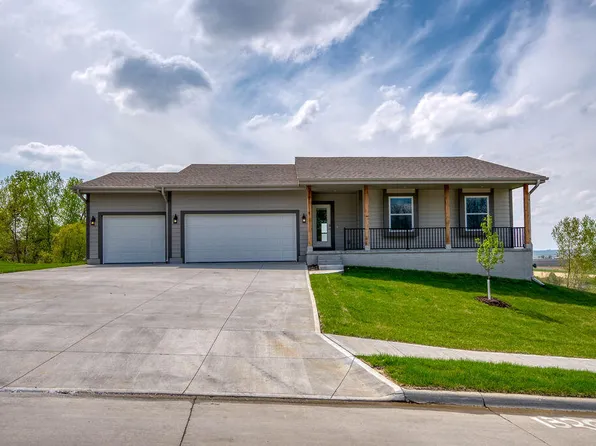 1322 Copper Mountain Dr, Crescent, IA 51526