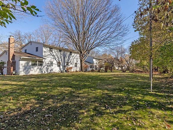 4th image of 895 Middlebury Dr