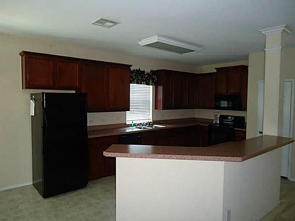 3rd image of 304 Creekwood Trl