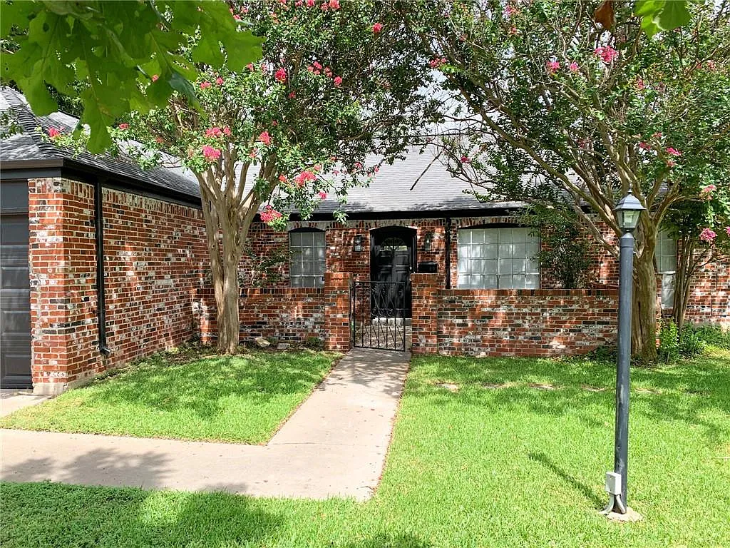 3 bed, 2.0 bath, 1736 sqft, $2,450 — Photo 3