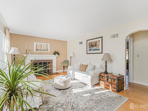 4th image of 125 Garretson Cir