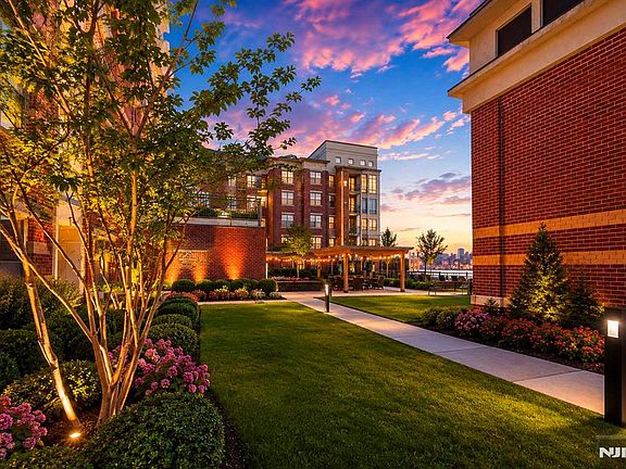 4th image of 26 Avenue At Port Imperial APT 424