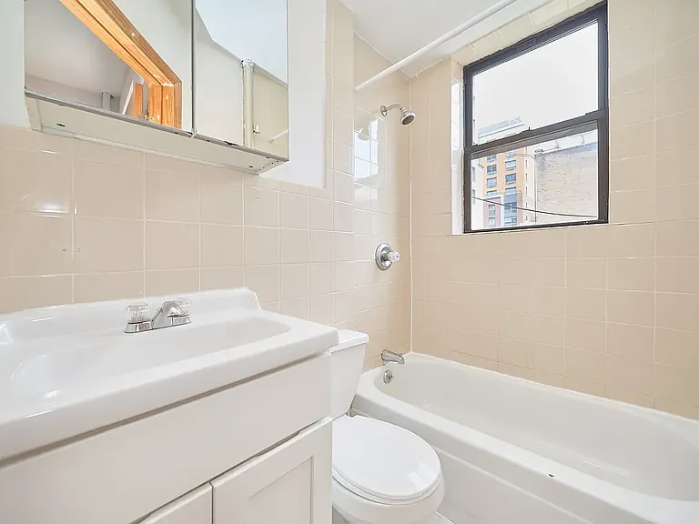 501 1/2 W 43rd St #5E — Photo 11