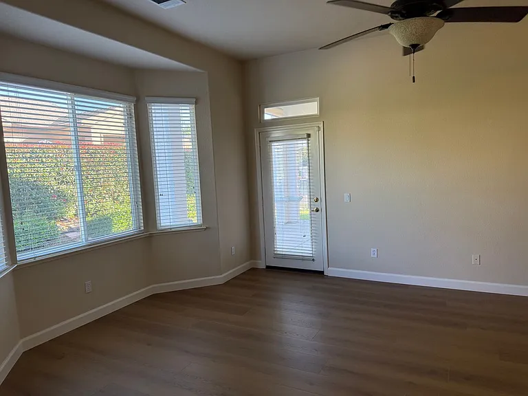 1587 Regent Dr — Photo 33
