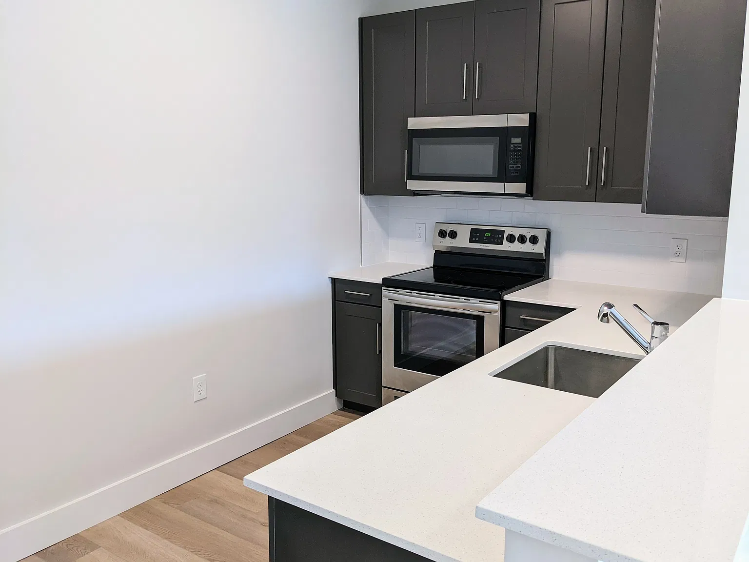 1 bed, 700 sqft, $1,698 — Photo 3