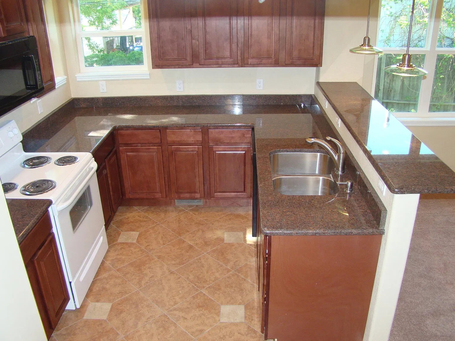 4 bed, 1352 sqft, $2,190 — Photo 2