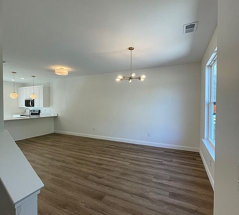 4th image of 130 Lakeside Dr