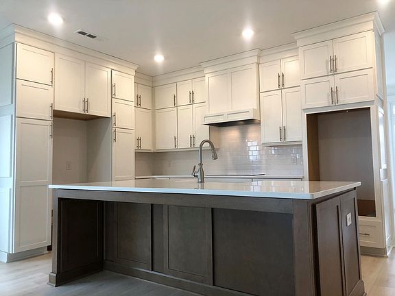 3rd image of 5543 Shelton Blvd #85