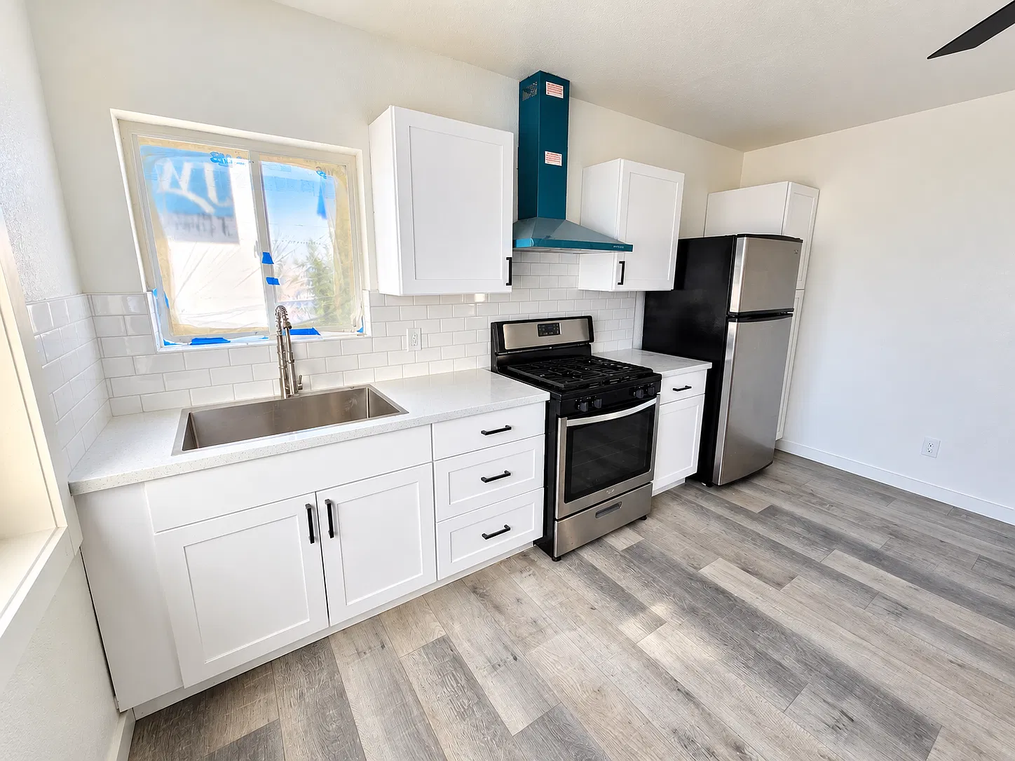 3 bed, 700 sqft, $4,300 — Photo 3