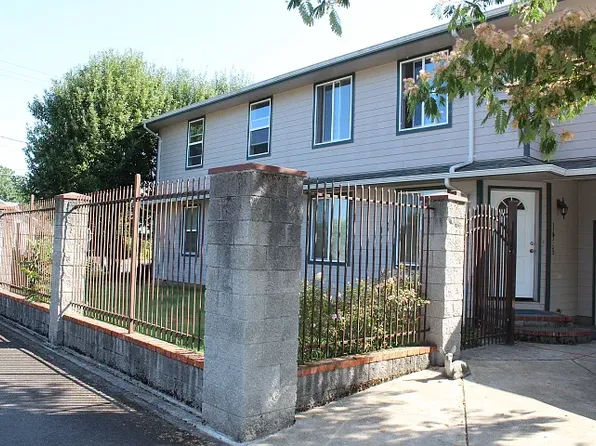 1439 E Madison Ave, Cottage Grove, OR 97424