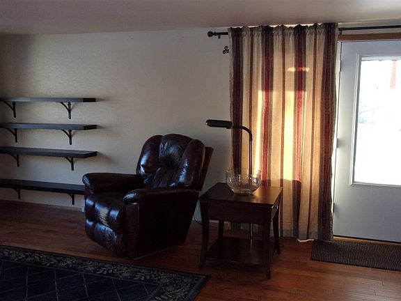 4th image of 955 Bushey St