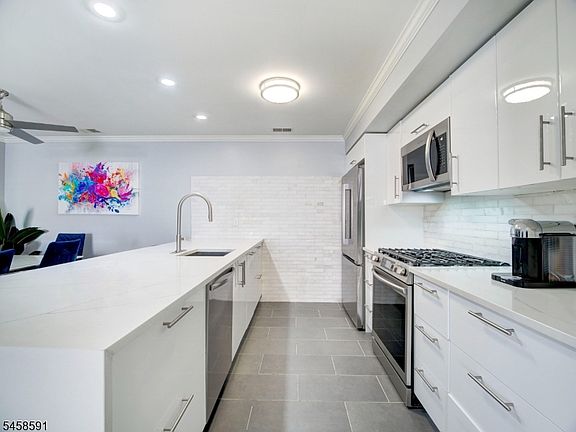 5th image of 53 Springbrook Rd East