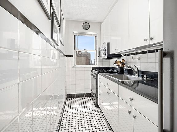 5th image of 201 E 37th St APT 15B