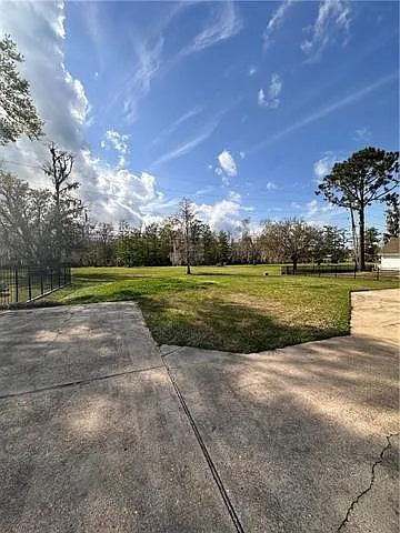 220 Surrey Dr — Photo 20