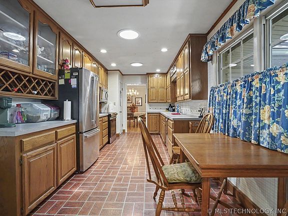 5th image of 2882 S Florence Ave