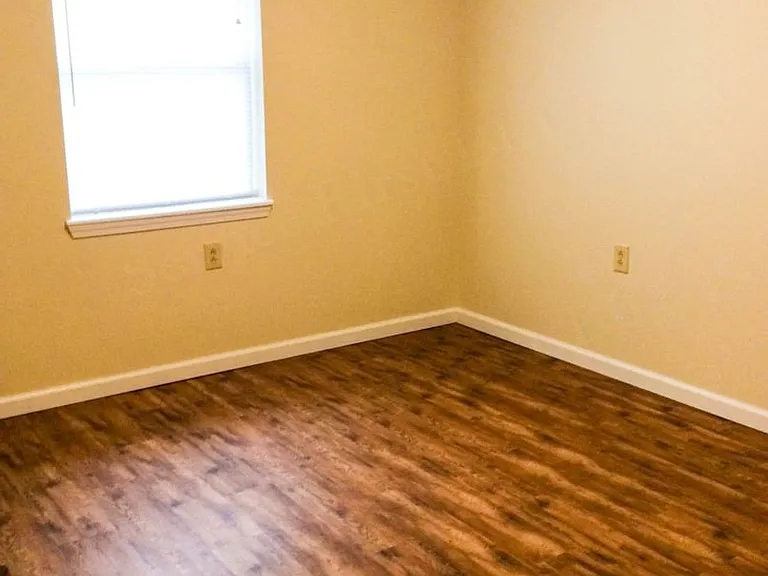 302 Sanders St — Photo 2