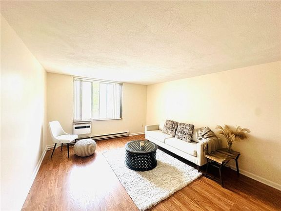 3rd image of 201 Woodlawn Ave APT 205