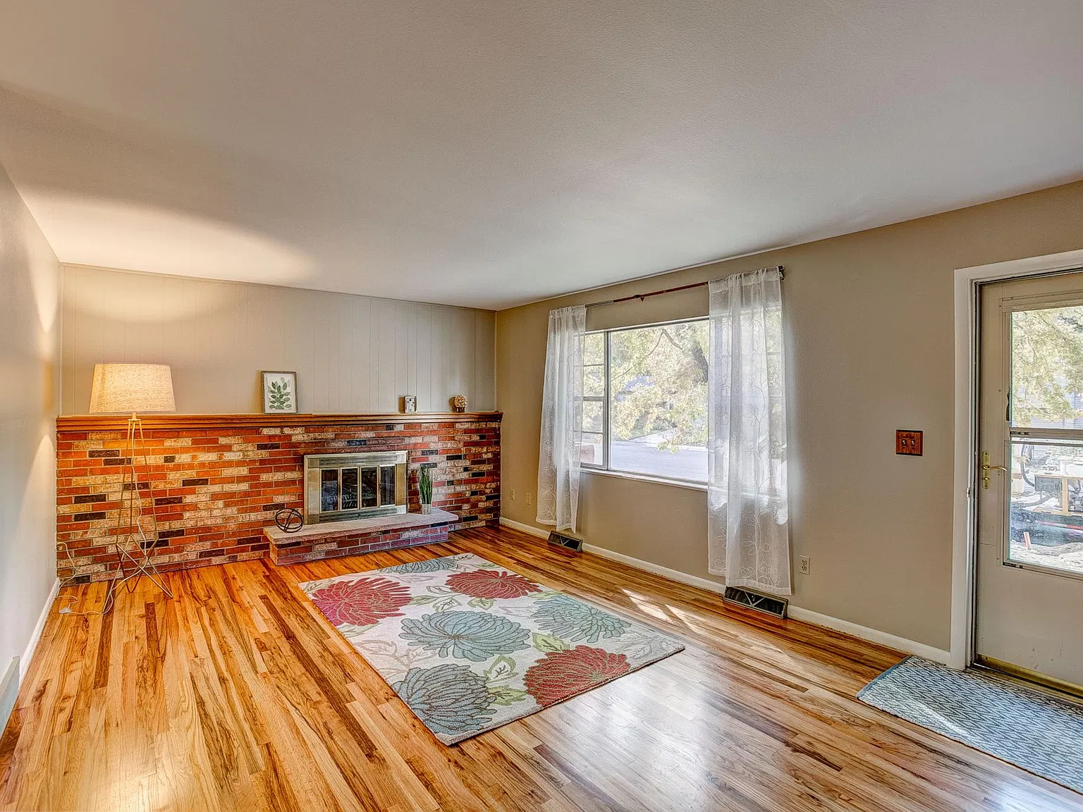 3 bed, 1386 sqft, $2,400 — Photo 2