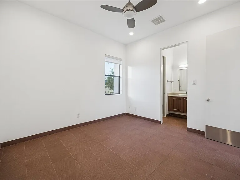118 Tuam St — Photo 29
