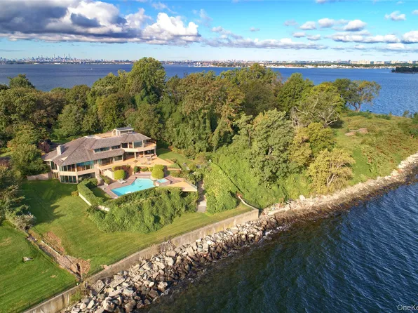 15 Gatsby Lane, Great Neck, NY 11024