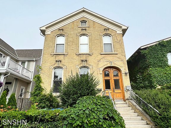 2nd image of 1308 N Astor St Unit 1